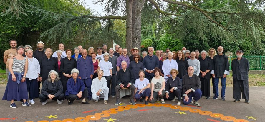 Photo de groupe des participants au stage, dans la cour de l'école